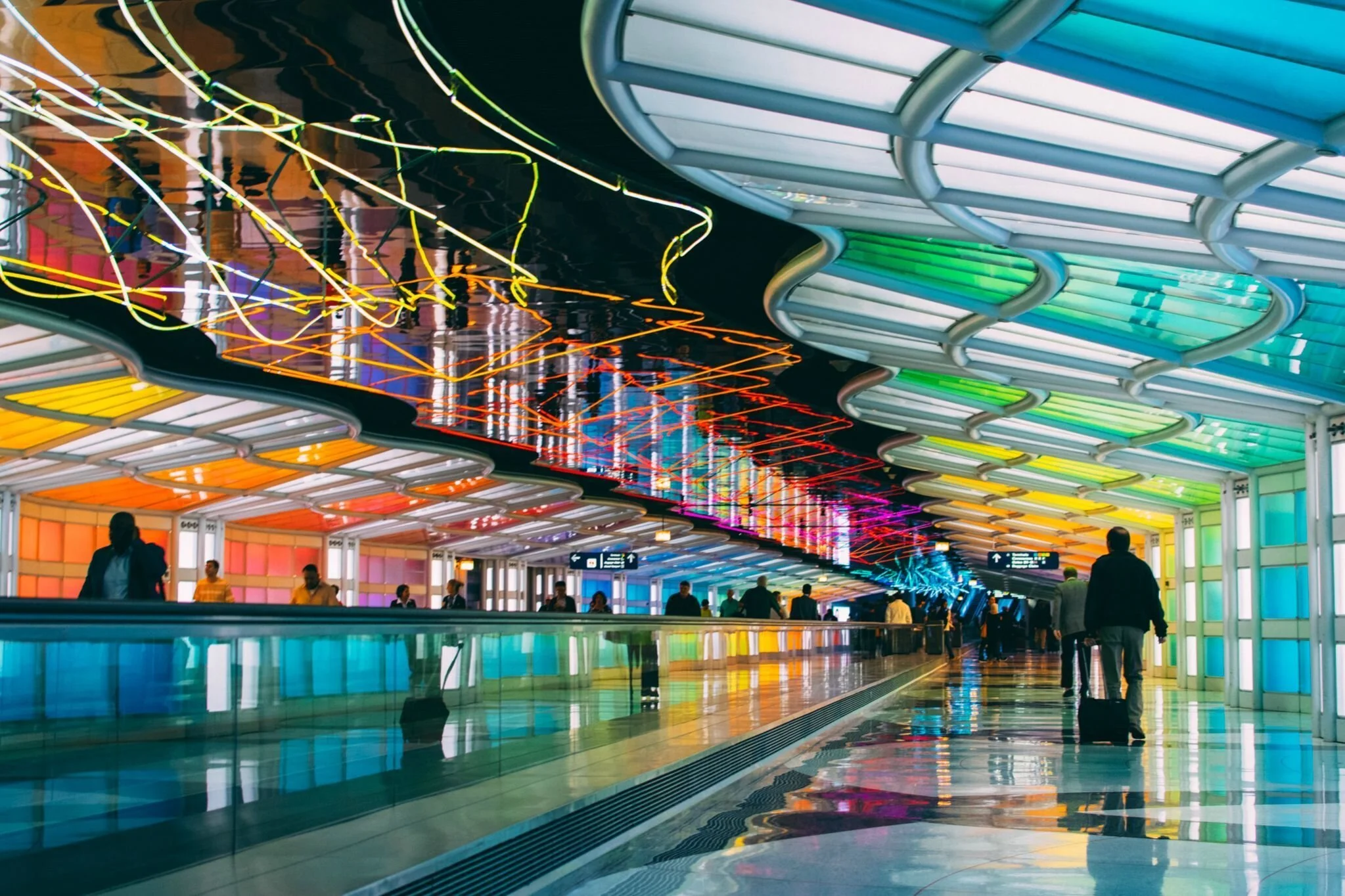 Michael_Haydens_Skys_The_Limit_neon_tunnel_between_concourses_at_Chicago_OHare_I
